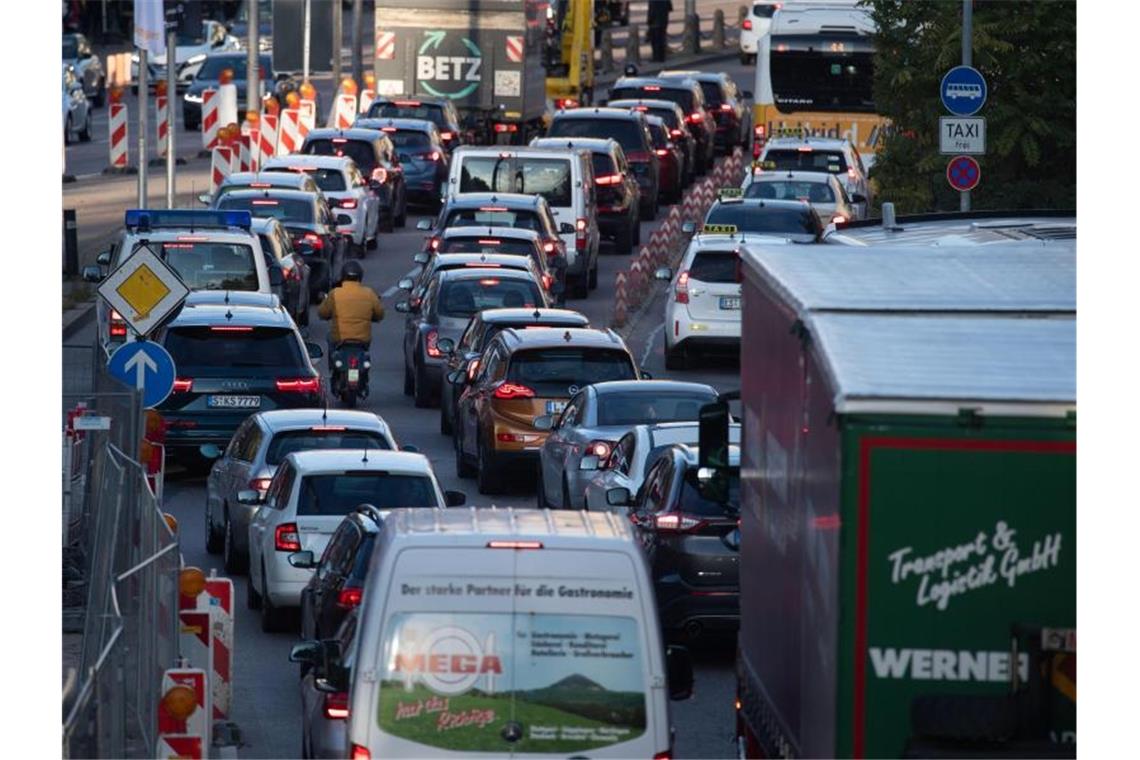 Autos stauen sich in der Stuttgarter Innenstadt. Foto: Marijan Murat/dpa