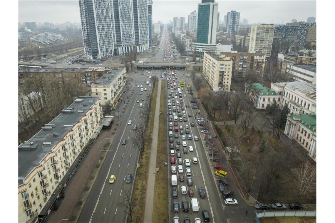 Autos stauen sich in Kiew, während die Menschen die Stadt verlassen. Foto: Emilio Morenatti/AP/dpa