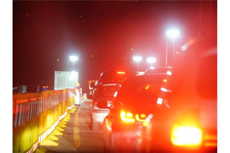 Autos stehen an der Kontrollstelle am Grenzübergang Kiefersfelden-Kufstein bei der Einreise aus Tirol nach Bayern. Foto: Michael Kappeler/dpa