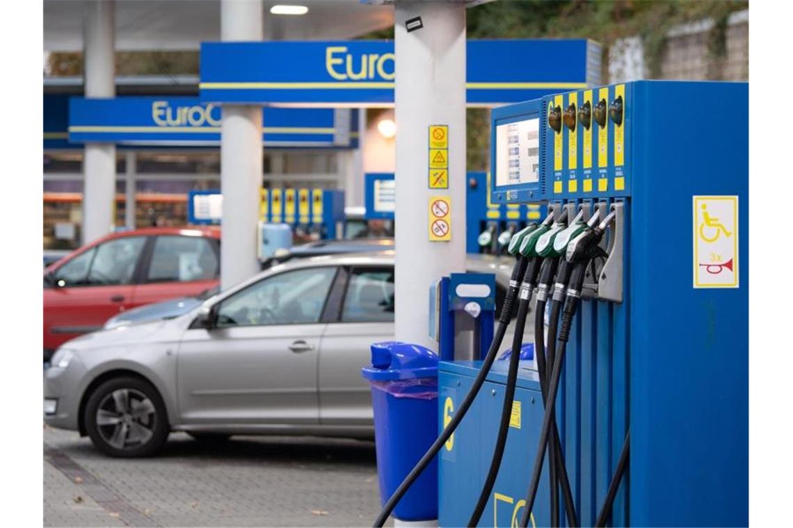 Verbraucherpreise in Tschechien um fast 10 Prozent gestiegen Autos stehen an einer Tankstelle an der deutsch-tschechischen Grenze. Die tschechischen Verbraucherpreise sind zu Jahresbeginn so stark gestiegen wie seit über zwei Jahrzehnten nicht mehr. Foto: Sebastian Kahnert/dpa-Zentralbild/dpa