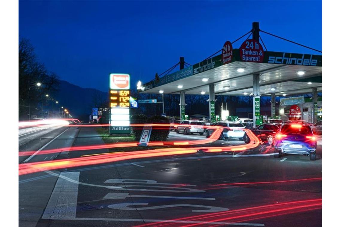 ADAC rechnet mit mehr Tanktourismus wegen Ukraine-Krieg Autos stehen an einer Tankstelle. Foto: Felix Kästle/dpa/Symbolbild