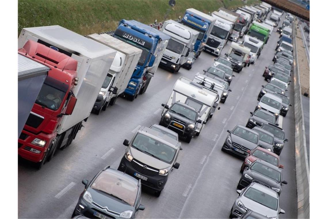 Autos stehen auf der A8 im Stau. Foto: Marijan Murat/dpa/Archivbild