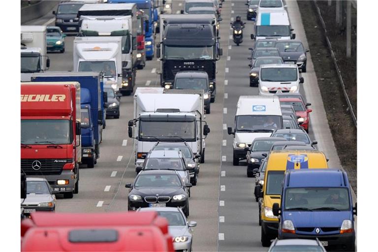 Autos stehen auf der Autobahn im Stau. Foto: Marius Becker/dpa/Symbolbild