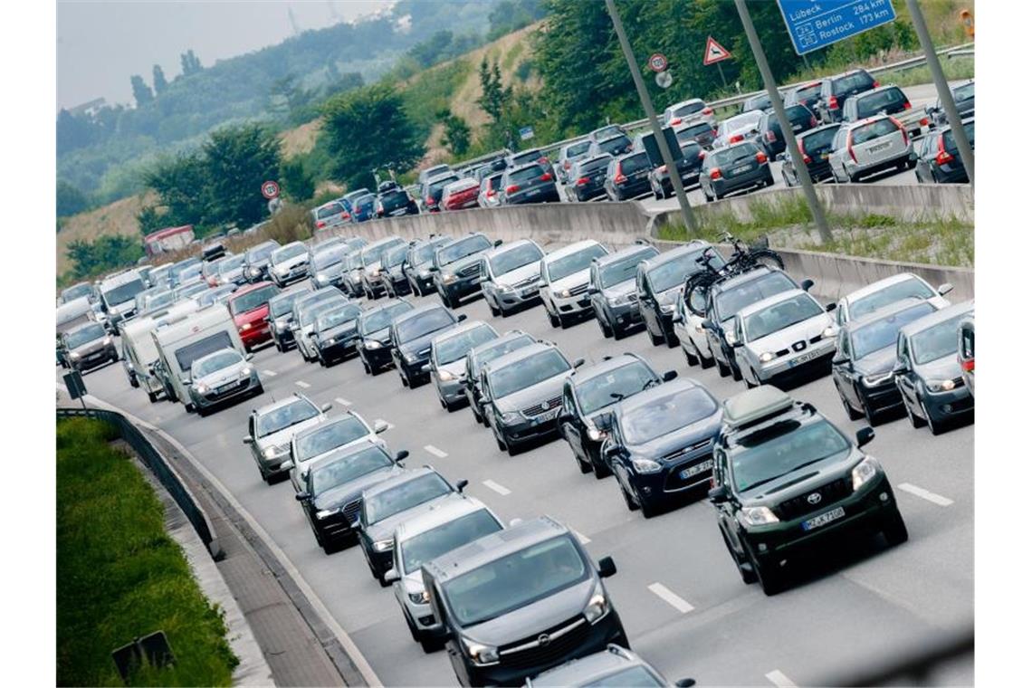 Autos stehen auf der Autobahn im Stau. Foto: Markus Scholz/Archivbild