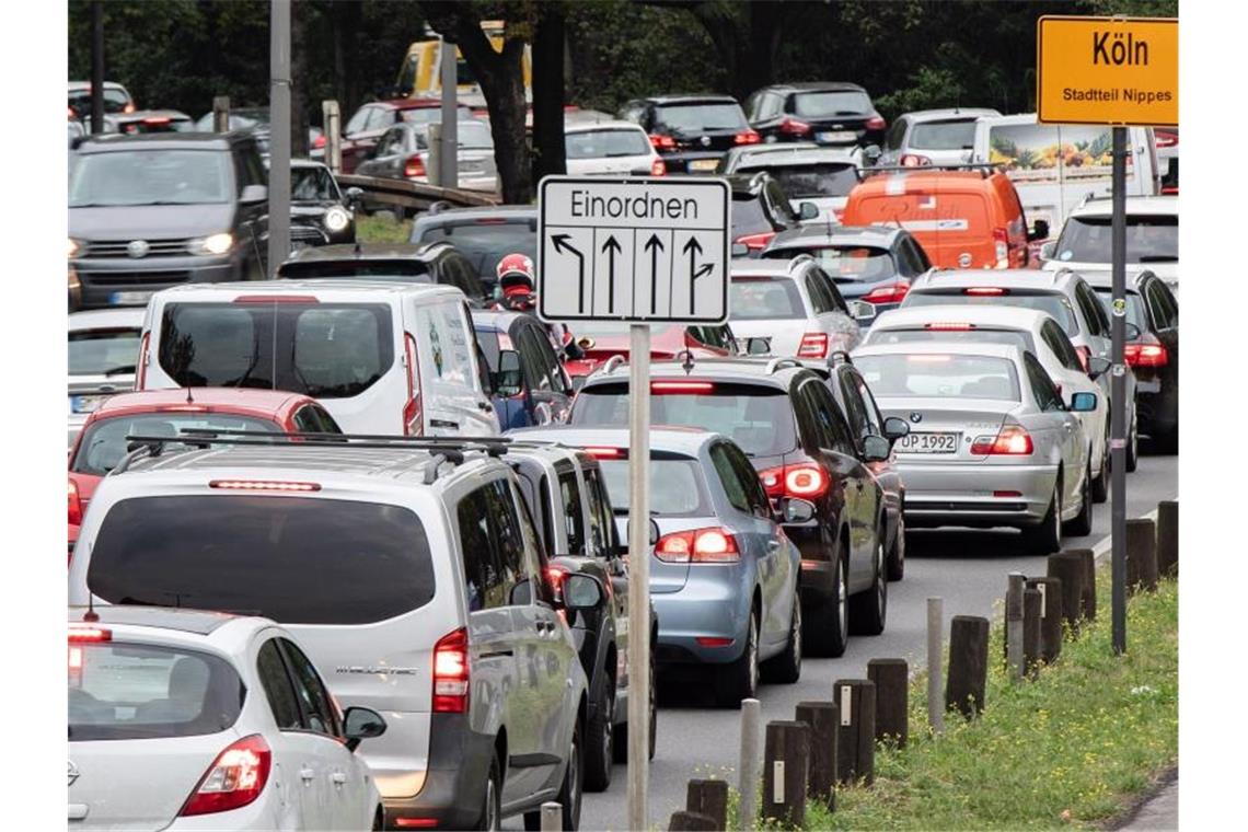 Autos stehen auf der Inneren Kanalstraße in Köln im Stau. Foto: Marcel Kusch/dpa