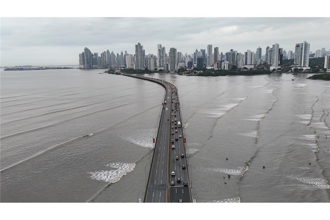 Bilder des Tages Autos stehen auf der Panamericana-Autobahn in Panama-Stadt still, nachdem ein Erdbeben vor der Küste Russlands am frühen Mittwoch eine Tsunami-Warnung ausgelöst hatte.