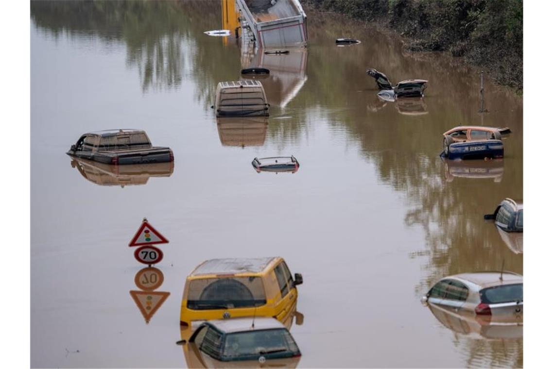 Autos stehen auf der überfluteten Bundesstraße 265 in Erftstadt im Wasser. Foto: Marius Becker/dpa