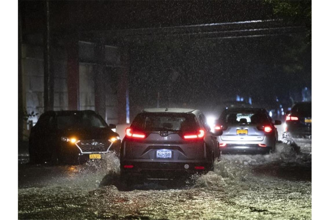 Autos stehen auf einer Straße auf Staten Island im Wasser. Extreme Unwetter nach Hurrikan „Ida“ haben in der Millionenmetropole New York nie da gewesene Überschwemmungen ausgelöst und auch anderswo im Nordosten der USA Verwüstungen angerichtet. Foto: Kostas Lymperopoulos/CSM via ZUMA Wire/dpa