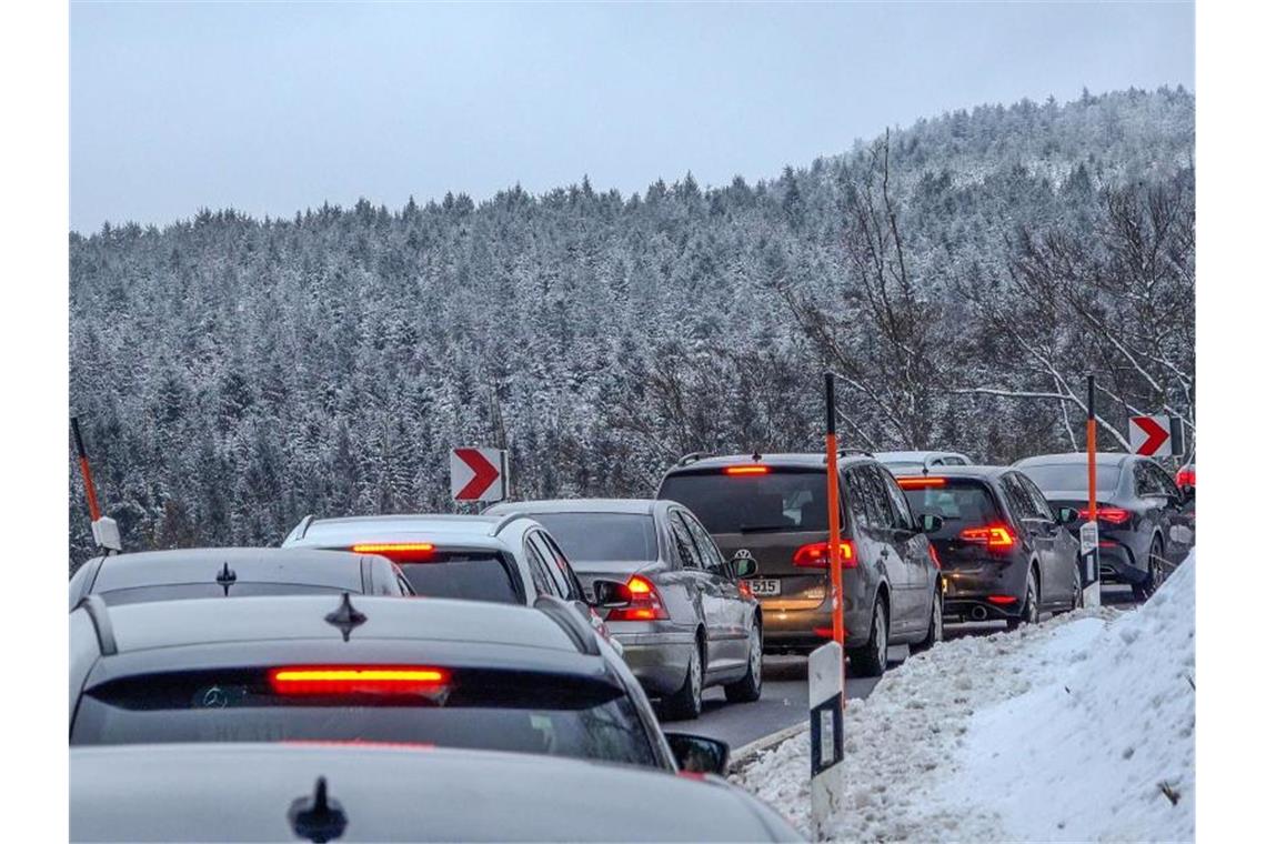 Autos stehen dicht im Stau, während sie im Nordschwarzwald unterwegs zu den Wintersport- und Ausflugsgebieten fahren. Foto: Aaron Klewer/Einsatz-Report24/dpa/Archivbild