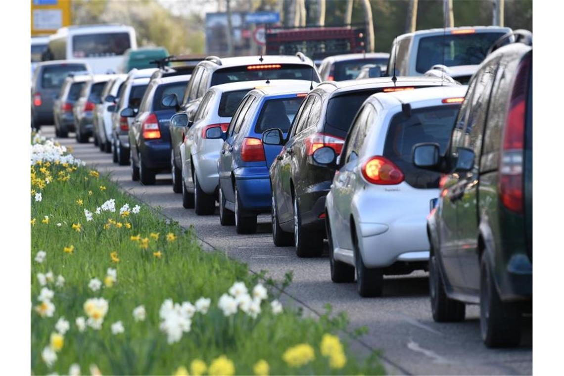 Analyse: Autodichte in Großstädten steigt weiter an Autos stehen im Stau. Foto: Patrick Seeger/dpa/Archivbild