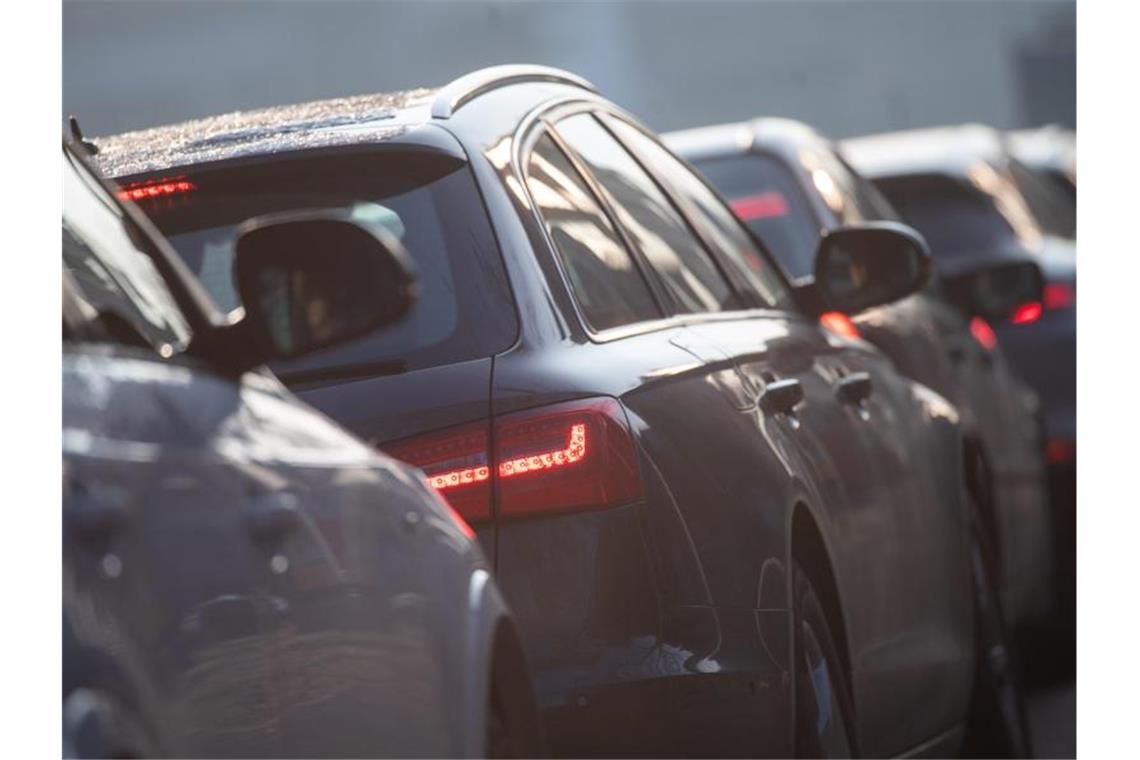 Autos stehen im Stau. Foto: Sebastian Gollnow/dpa/Symbolbild