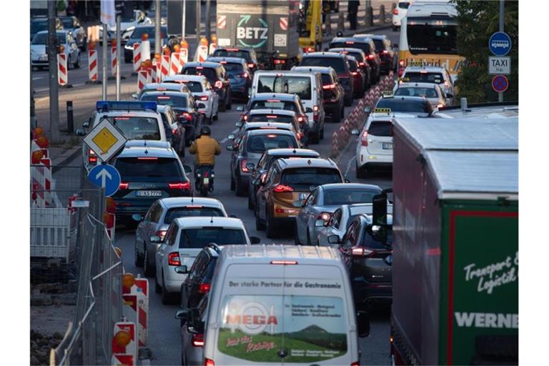 Autos stehen in der Innenstadt. Foto: Marijan Murat/dpa/Archivbild