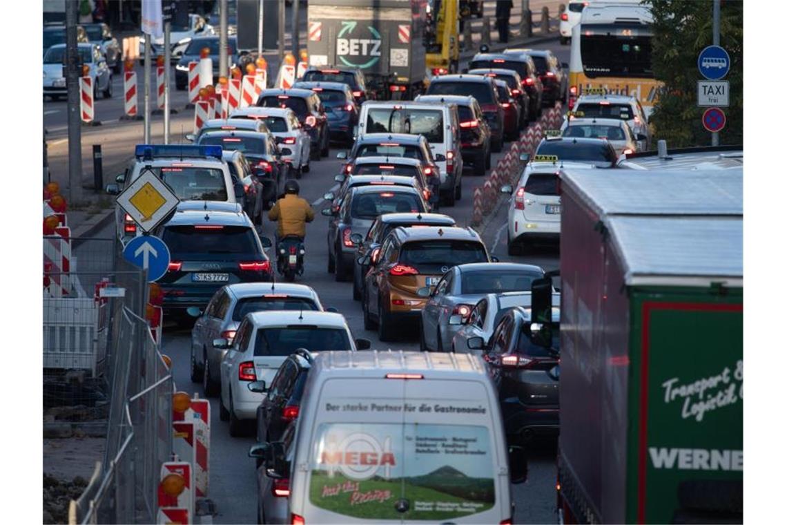 Autos stehen in der Stuttgarter Innenstadt im Stau. Greenpeace erwartet wegen der Corona-Krise mehr Verkehr. Foto: Marijan Murat/dpa