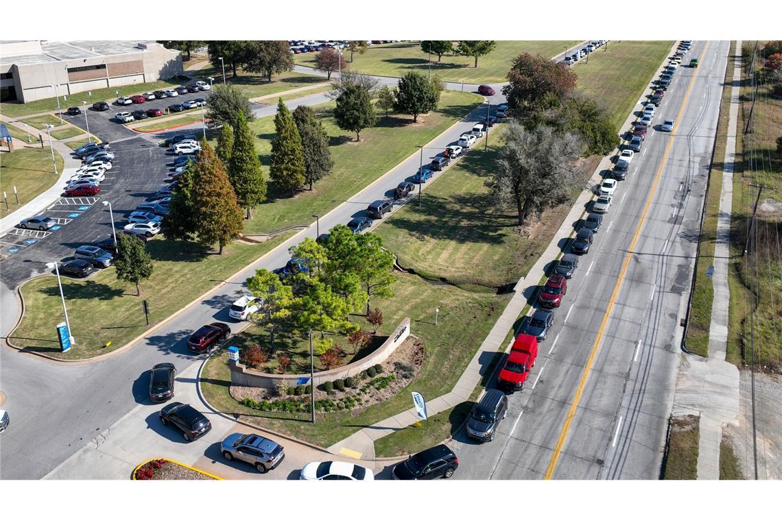 Autos stehen in Tulsa, USA, zur Verteilung von Lebensmitteln an.