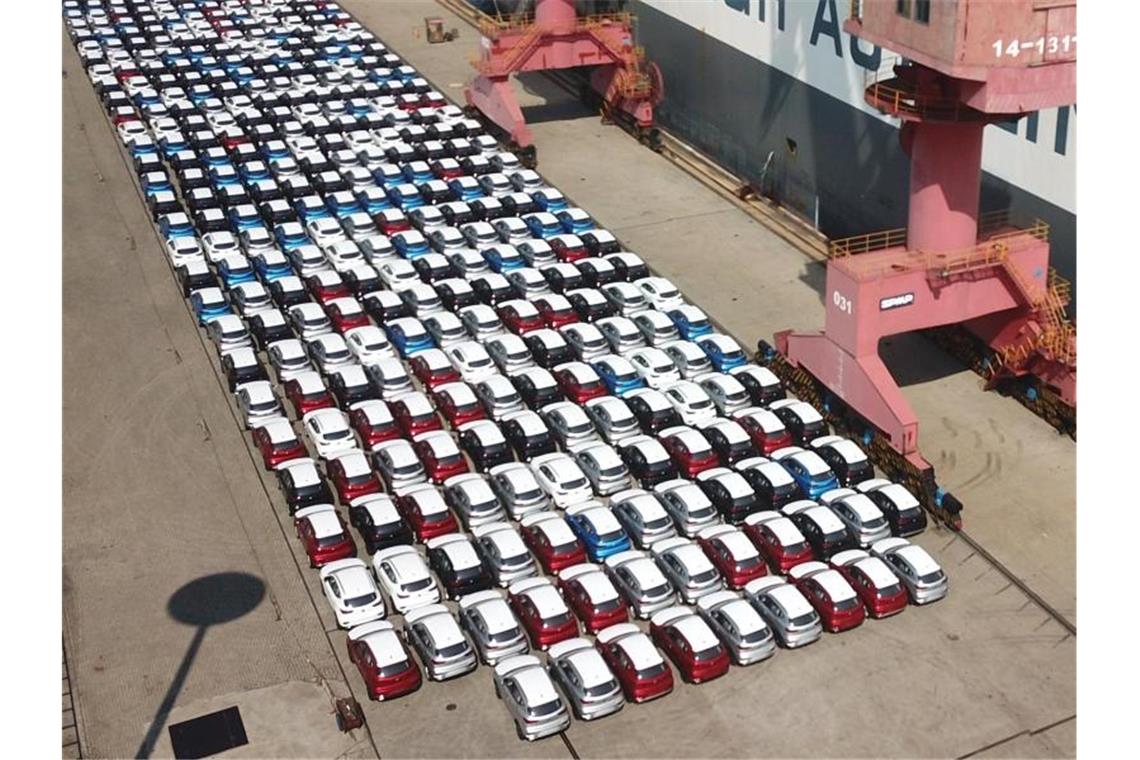 Autos stehen neben den Transportschiffen im Hafen von Lianyungang in Shanghai. Foto: Geng Yuhe/XinHua/dpa