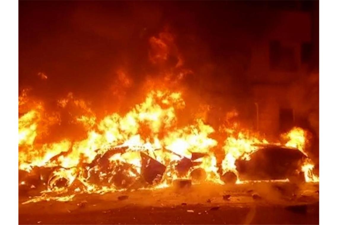 Autos stehen unmittelbar nach der Chaosfahrt lichterloh in Flammen. Foto: Augenzeuge/vifogra/dpa