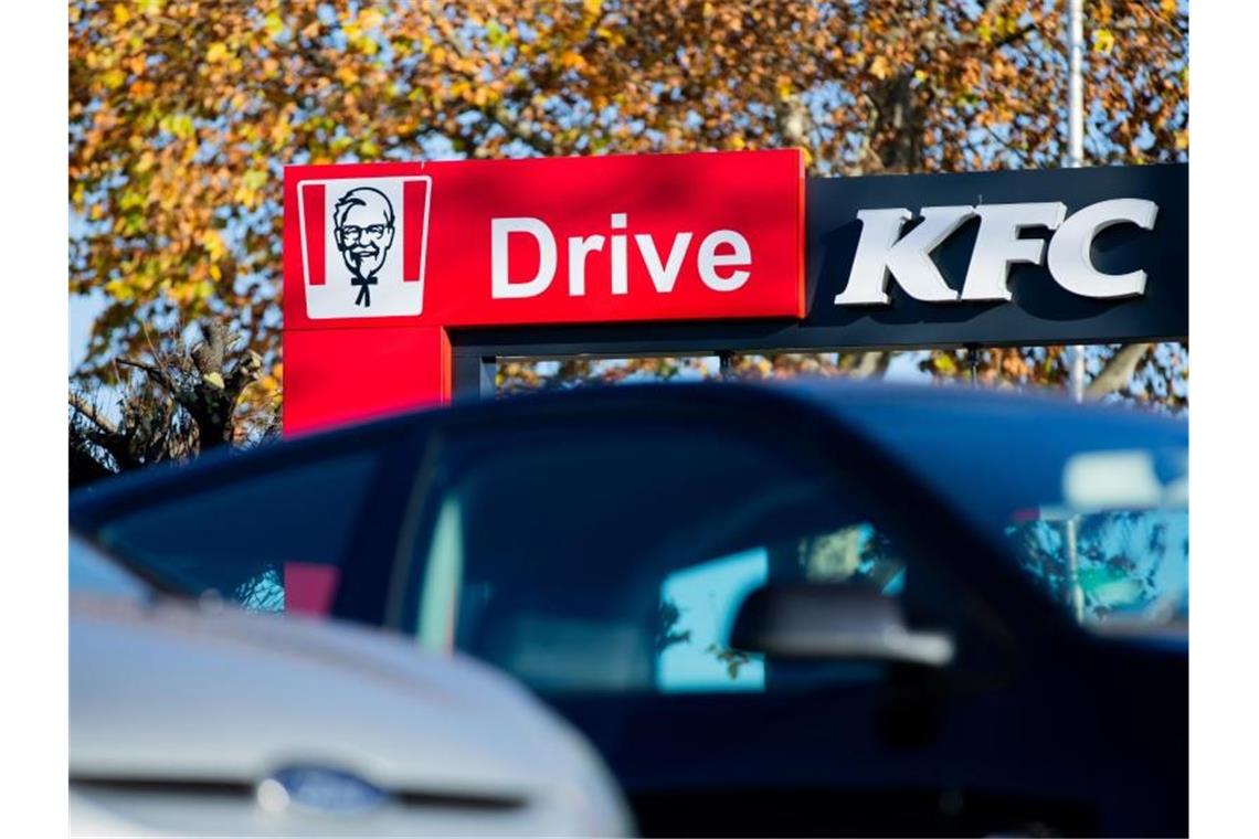 Autos stehen vor dem Drive-In Autoschalter einer Filiale der Fastfood Kette Kentucky Fried Chicken in Düsseldorf. Foto: Rolf Vennenbernd/dpa