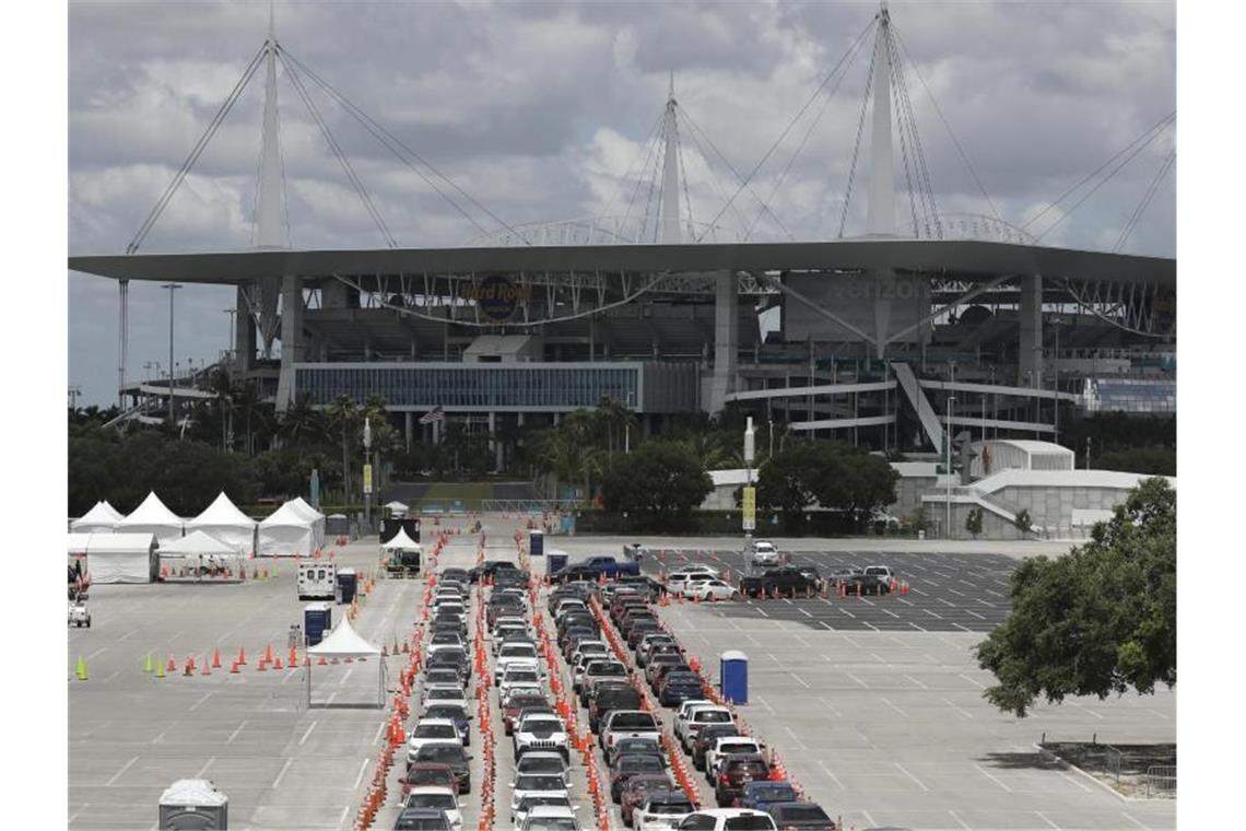 Autos stehen vor einer Corona-Teststation in Florida Schlange. Foto: Wilfredo Lee/AP/dpa