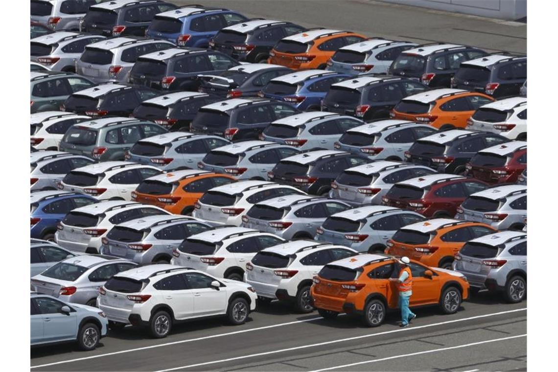 Autos stehen vor ihrer Verschiffung am Hafen von Kawasaki. Foto: -/kyodo/dpa