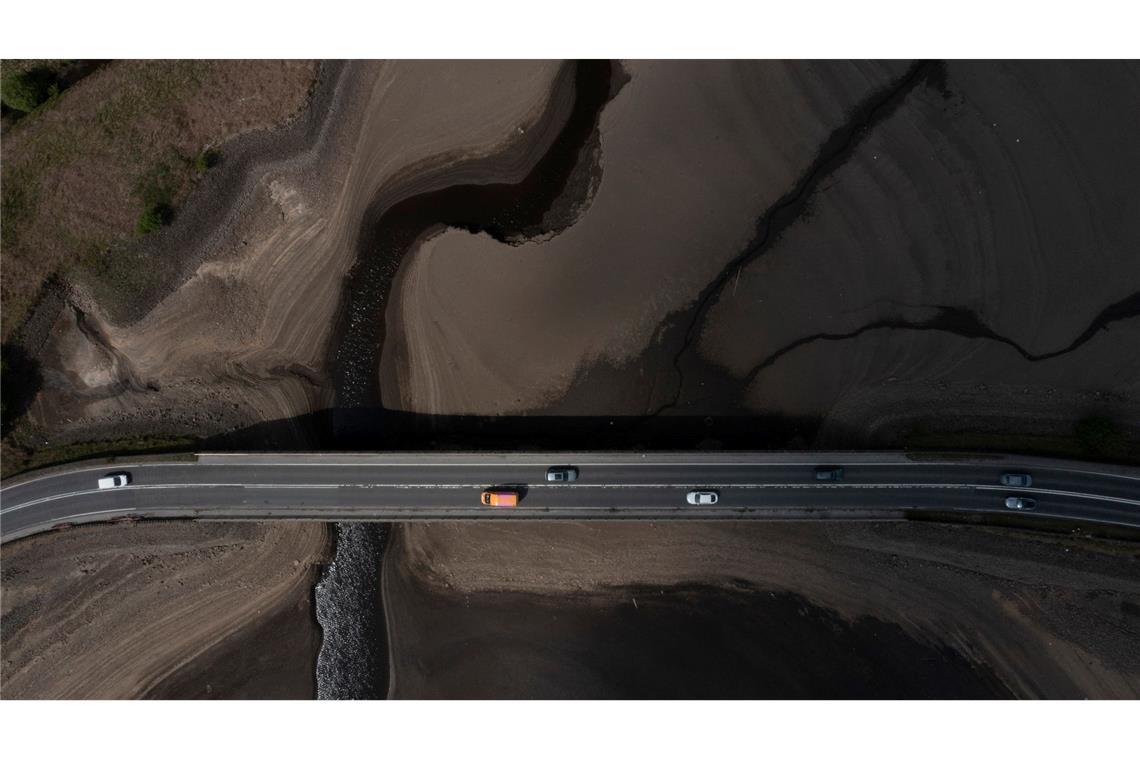 Bilder des Tages Autos überqueren eine Brücke am Woodhead Reservoir in Derbyshire.