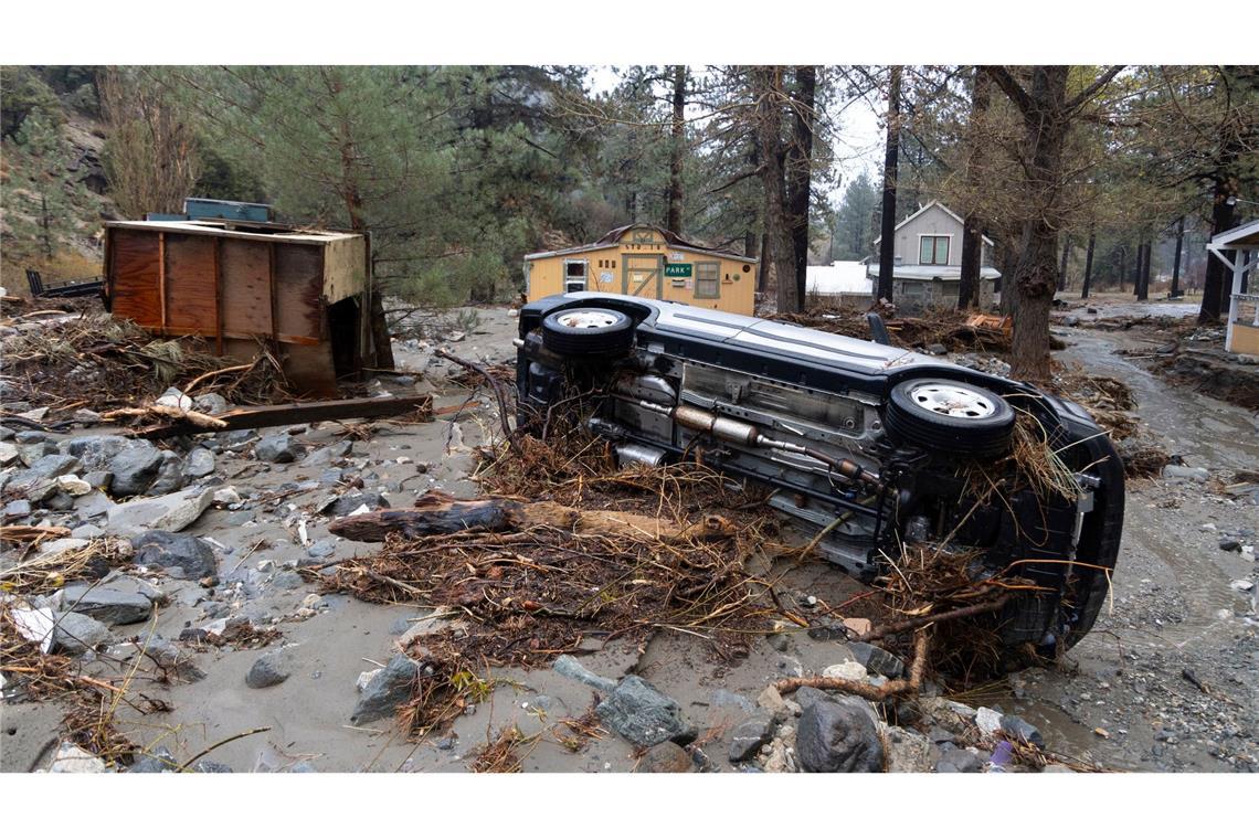 Autos und Häuser werden nach Unwetter von Schlamm verschluckt.