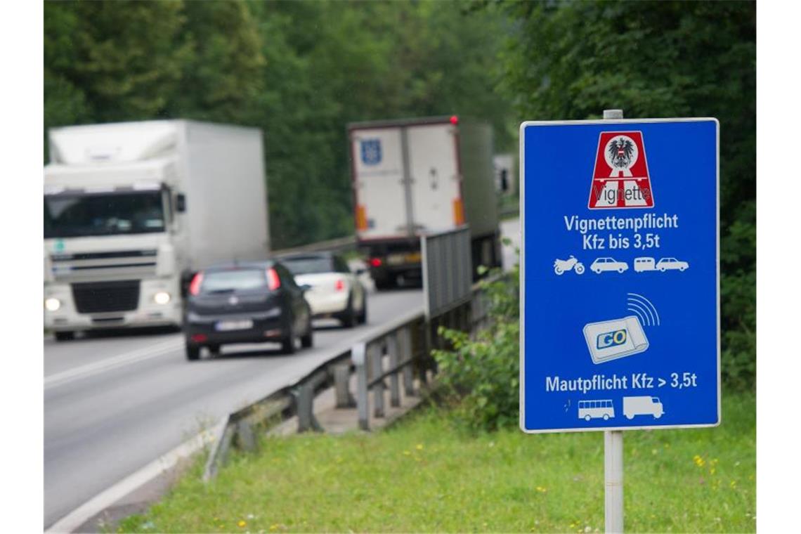 Österreichs Parlament hebt Maut in Grenznähe teilweise auf Autos und LKWs fahren an einem Hinweisschild zur Vignettenpflicht vorbei. Foto: Tobias Hase/dpa/Archivbild