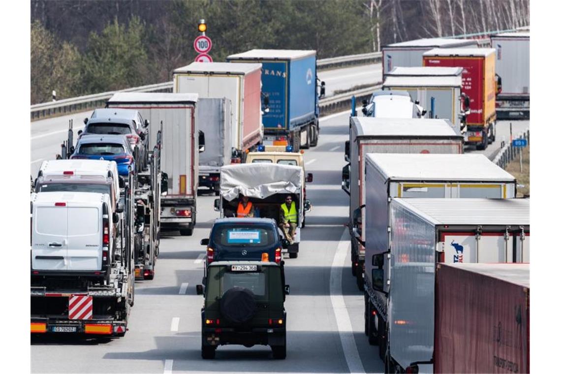 ADAC erwartet viel Verkehr am ersten Juniwochenende Autos und Lkws stauen sich auf einer Autobahn. Foto: Robert Michael/dpa-Zentralbild/dpa/Symbolbild
