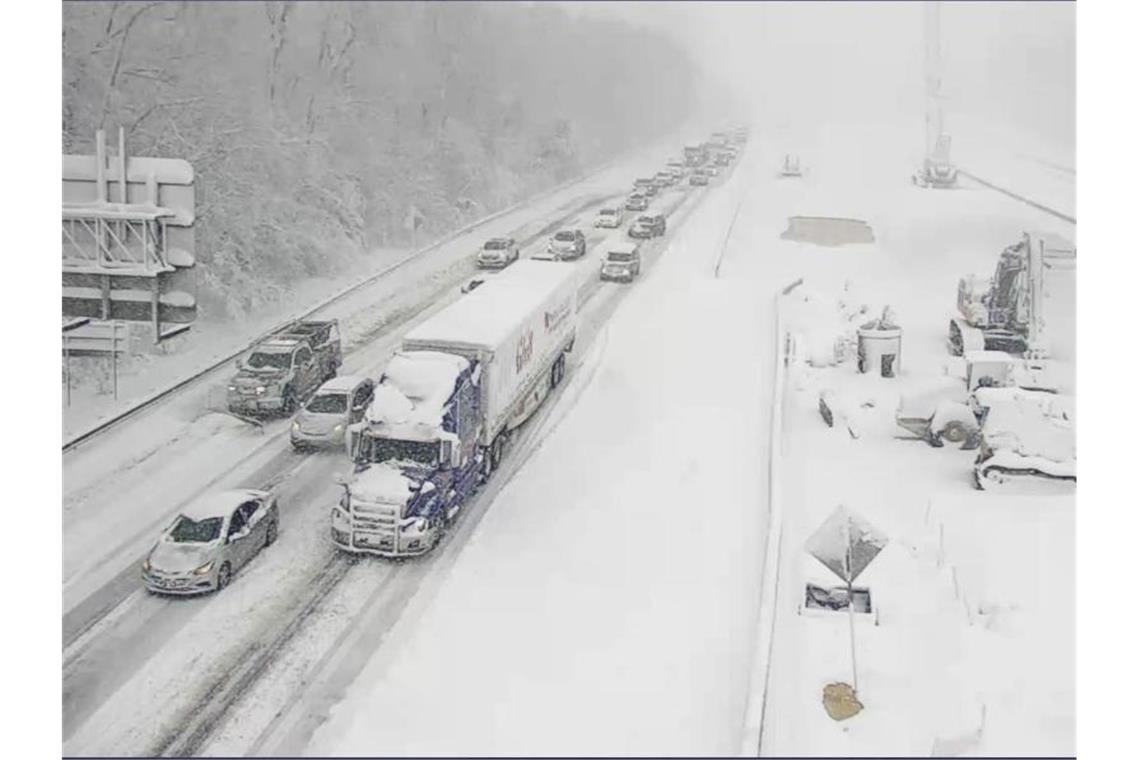 Schneesturm sorgt in Virginia für Chaos Autos und LKWs stehen auf einem gesperrten Abschnitt der Autobahn I-95 in der Nähe von Fredericksburg in den USA. Foto: Uncredited/Virginia Department of Transportstion/AP/dpa