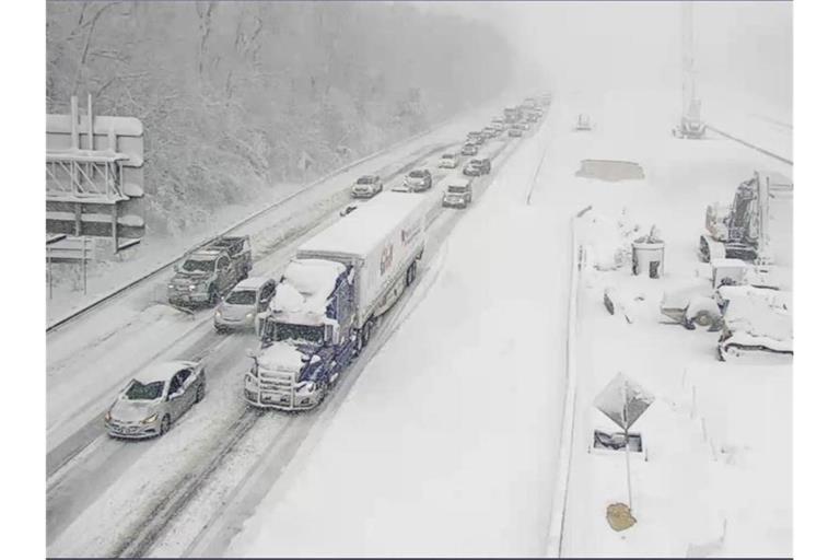 Autos und LKWs stehen auf einem gesperrten Abschnitt der Autobahn I-95 in der Nähe von Fredericksburg in den USA. Foto: Uncredited/Virginia Department of Transportstion/AP/dpa