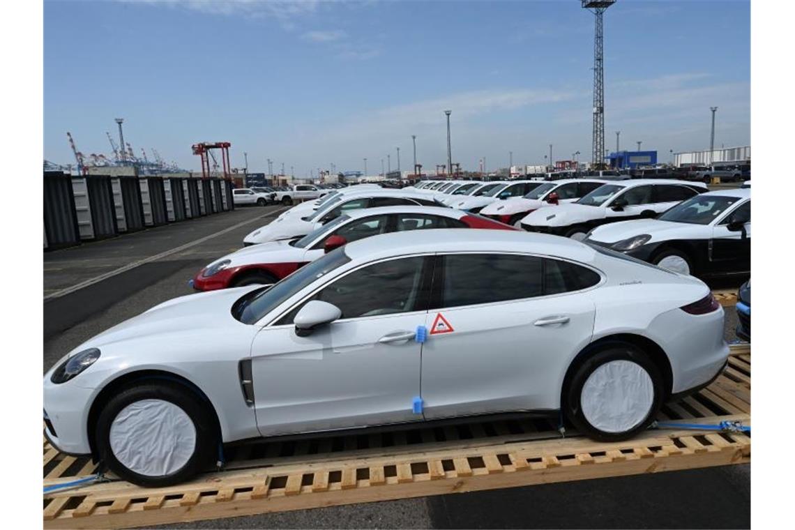 Trendwende in China bringt Porsche-Absatz wieder ins Plus Autos von Porsche stehen in Bremerhaven vor ihrer Verladung in Container auf Paletten. Foto: Carmen Jaspersen