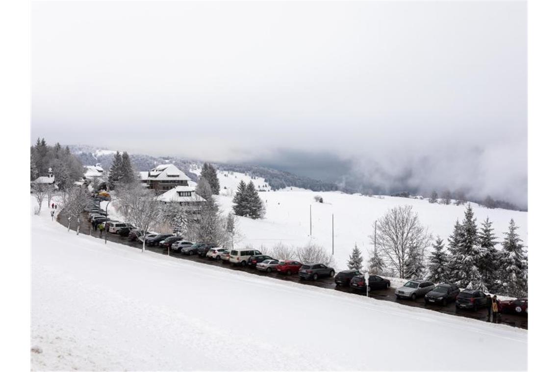 Autos von Tagestouristen stehen nahe der Halde auf einem Parkplatz in Oberried. Foto: Philipp von Ditfurth/dpa