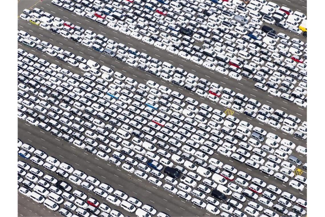 Autos warten vor dem VW-Werk in Emden auf die Verschiffung. Foto: Tobias Bruns/dpa