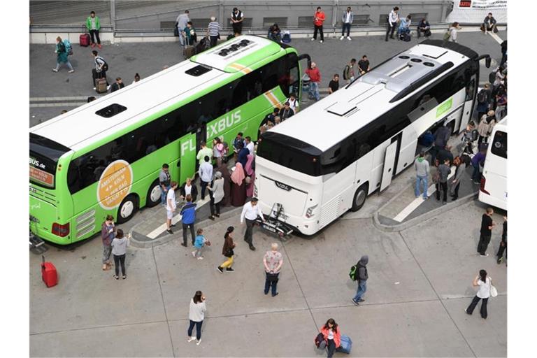 Autoverband ADAC fordert eine niedrigere Mehrwertsteuer für den Fernbusverkehr. Foto: Arne Dedert/dpa