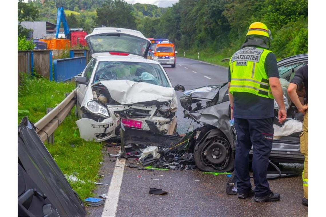 Sechs Verletzte bei Verkehrsunfall bei Pforzheim Autowracks liegen an der Bundesstraße 10 in der Höhe von Enzberg, einem Stadtteil von Mühlacker. Foto: Markus Rott/Einsatz-Report24/dpa