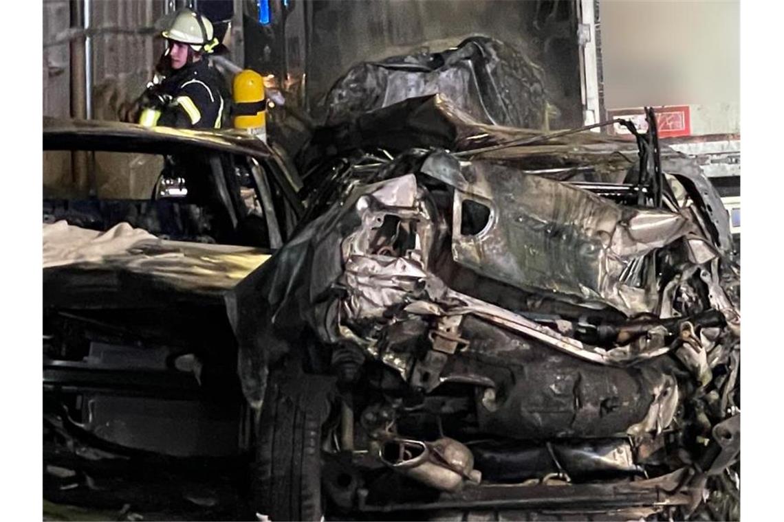 Lkw verwüstet Wohnstraße - „Sieht aus wie nach einem Krieg“ Autowracks nach der Unfallfahrt des Lkw. Foto: Friedrich/vifogra/dpa