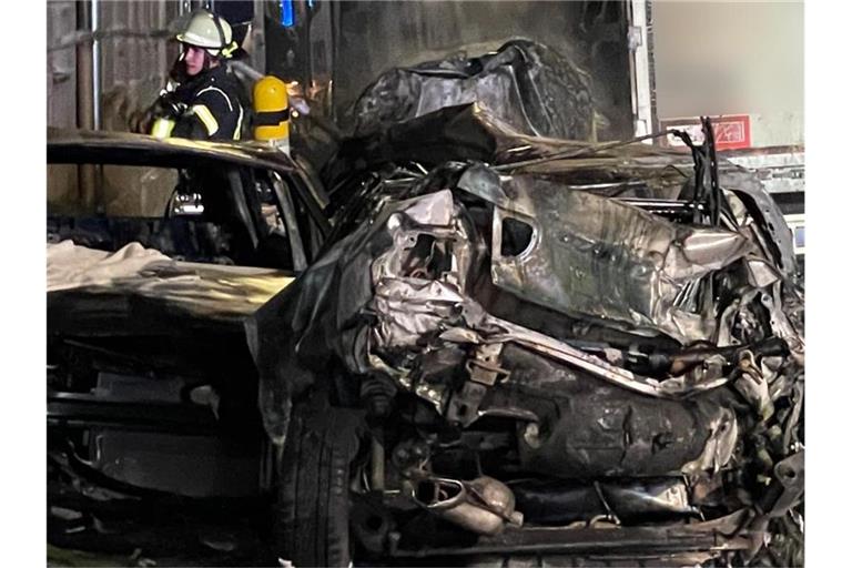 Autowracks nach der Unfallfahrt des Lkw. Foto: Friedrich/vifogra/dpa