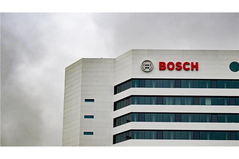 Autozulieferer Bosch will weitere Stellen abbauen. (Archivbild)