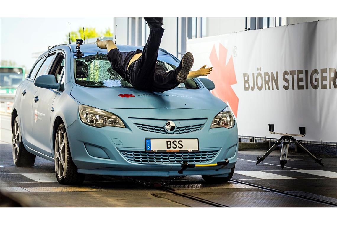 Autsch!! Bei einem Crashtest wird ein Frontalunfall mit einem Dummy und einem Pkw in Münster simuliert.