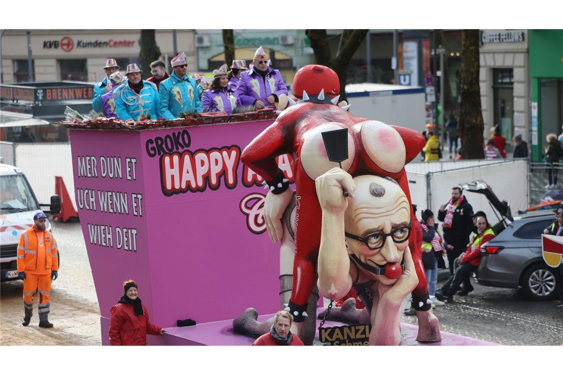Autsch - Bundeskanzler Friedrich Merz wurde von den Karnevalisten in ein Sadomaso-Outfit gesteckt.