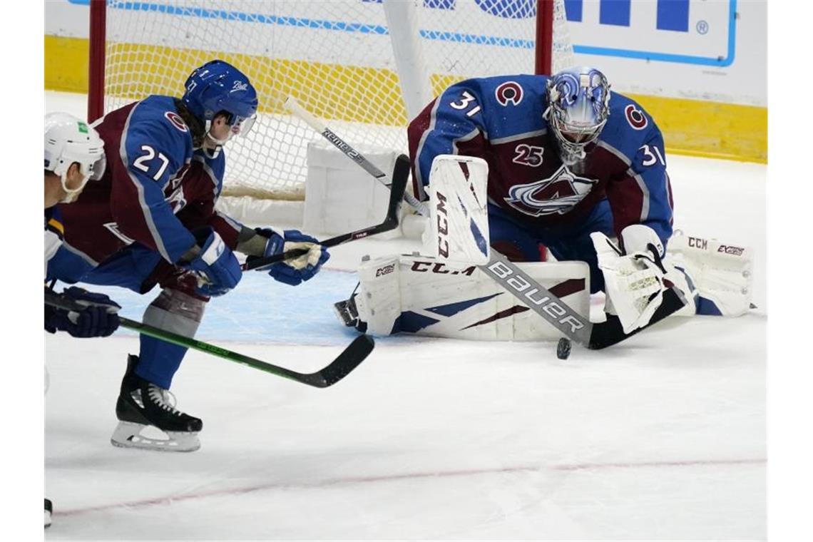NHL beginnt mit Pleiten für Draisaitl, Kahun und Grubauer Avalanche-Keeper Philipp Grubauer (r) musste mit Colorado eine Niederlage gegen St. Louis hinnehmen. Foto: David Zalubowski/AP/dpa
