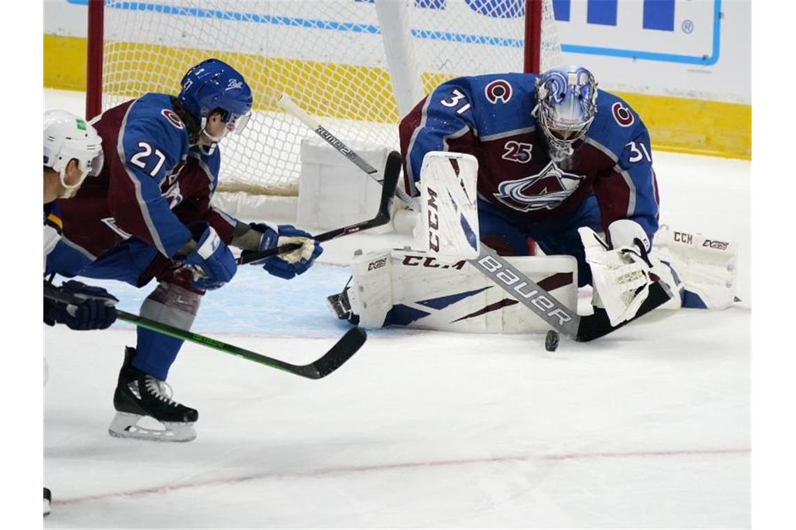 Avalanche-Keeper Philipp Grubauer (r) musste mit Colorado eine Niederlage gegen St. Louis hinnehmen. Foto: David Zalubowski/AP/dpa