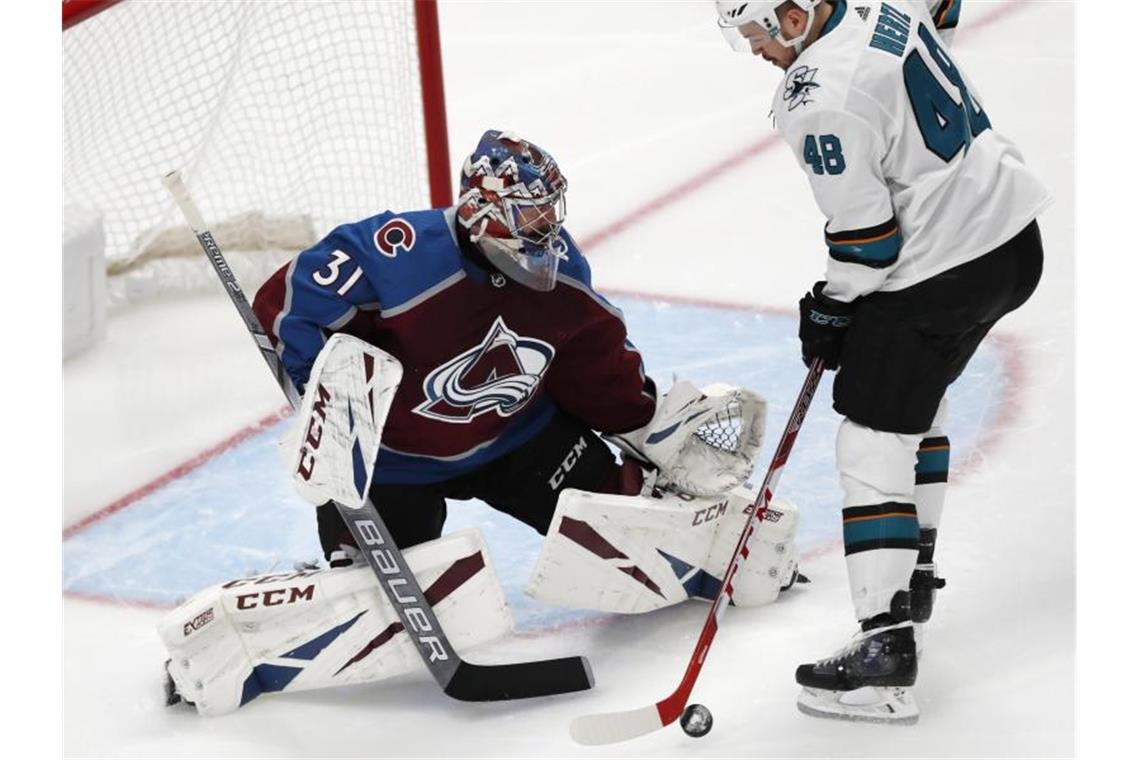 NHL: Grubauer bleibt mit Colorado ohne Gegentor Avalanche-Torhüter Philipp Grubauer (l) zeigte gegen die San Jose Sharks 27 Paraden. Foto: David Zalubowski/AP/dpa