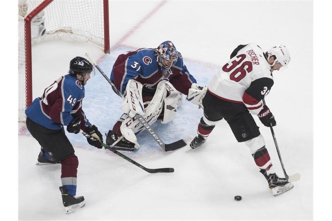 Avalanche-Torhüter Philipp Grubauer (M) verteidigt mit Samuel Girard (l) den Kasten gegen Christian Fischer. Foto: Jason Franson/The Canadian Press/AP/dpa