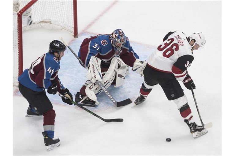 Avalanche-Torhüter Philipp Grubauer (M) verteidigt mit Samuel Girard (l) den Kasten gegen Christian Fischer. Foto: Jason Franson/The Canadian Press/AP/dpa