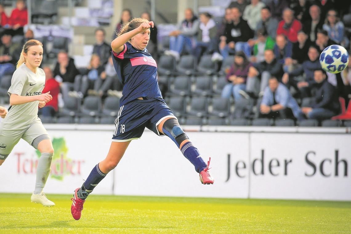 Avancierte mit einem lupenreinen Hattrick in der ersten Halbzeit zur Murrhardter Matchwinnerin: Caroline Gehring (beim Schuss).Foto: A. Becher
