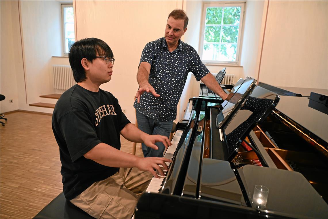 Aviram Reichert im Unterricht mit dem Südkoreaner Daehwan Kim. Foto: Elisabeth Klaper