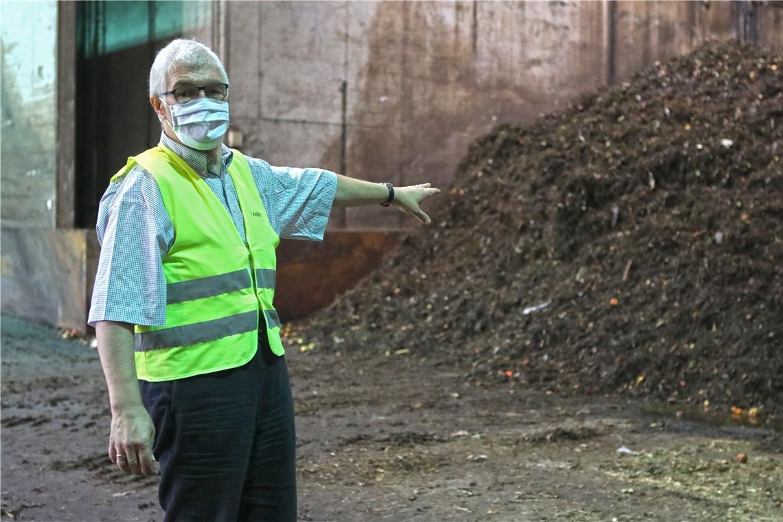 Müllabfuhr lässt 2000 Biotonnen stehen AWRM-Geschäftsführer Gerald Balthasar in der Biovergärungsanlage Neuschöntal: Aus Bioabfällen wird hier Methangas gewonnen, das in Strom und Wärme umgewandelt wird. Übrig bleiben am Ende Kompost und Flüssigdünger. Foto: A. Palmizi
