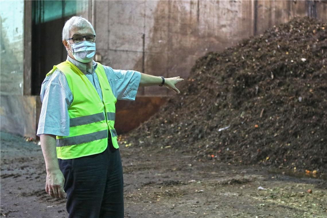 AWRM-Geschäftsführer Gerald Balthasar in der Biovergärungsanlage Neuschöntal: Aus Bioabfällen wird hier Methangas gewonnen, das in Strom und Wärme umgewandelt wird. Übrig bleiben am Ende Kompost und Flüssigdünger. Foto: A. Palmizi