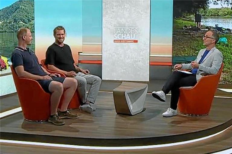 Axel Bauer und Kevin Geißler (von links) unterhalten sich in dem Beitrag mit SWR-Moderator Jürgen Hörig. Screenshot: BKZ