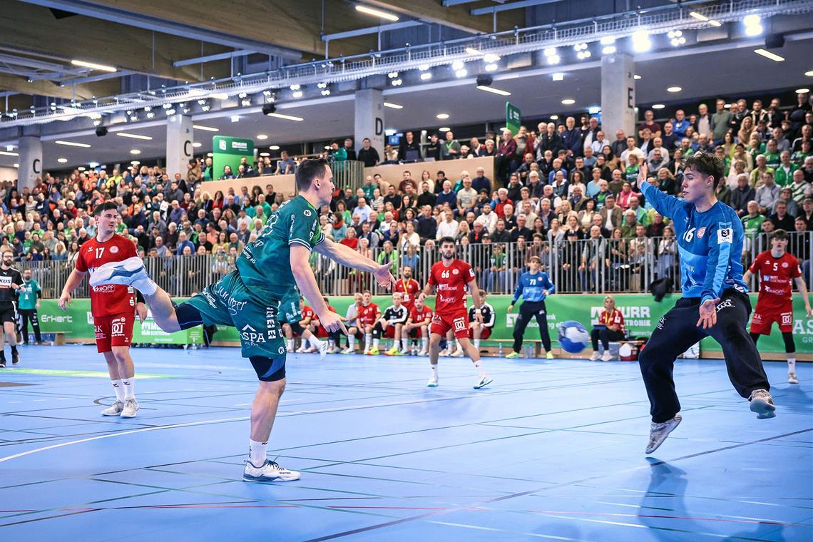 Starke Vorstellung des HC Oppenweiler/Backnang beim Eröffnungsspiel der Murrtal-Arena Axel Goller avanciert vor den voll besetzten Zuschauerreihen in der ausverkauften Murrtal-Arena mit zehn Treffern zum besten HCOB-Torschützen. Foto: Alexander Becher